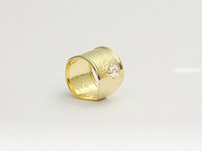 Gold earring-pipe with zircon