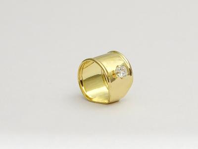 Gold earring-pipe with zircon